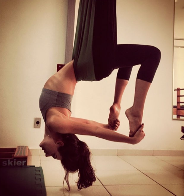 Isis Valverde faz pilates de ponta cabeça e exibe cintura fininha