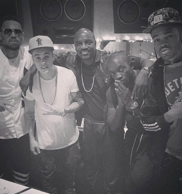 Justin Bieber posa ao lado de Chris Brown e Akon
