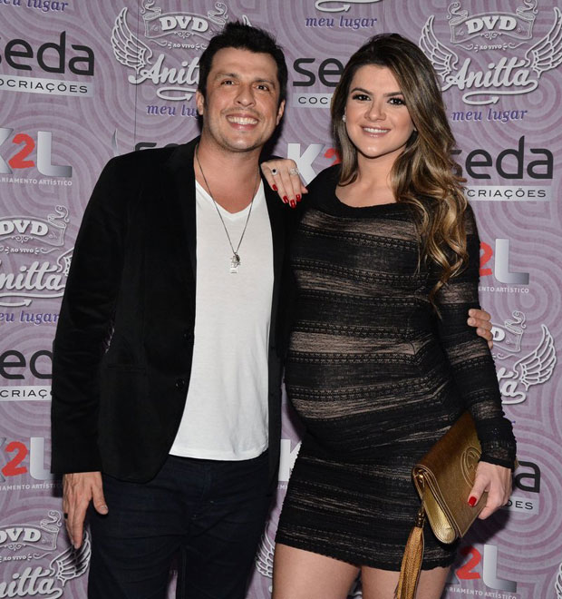 Mirella Santos exibe barrigão ao lado do marido, o humorista Ceará