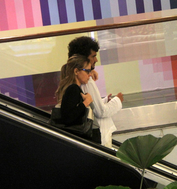 Giulia Gam passeia com namorado em <i>shopping</i>