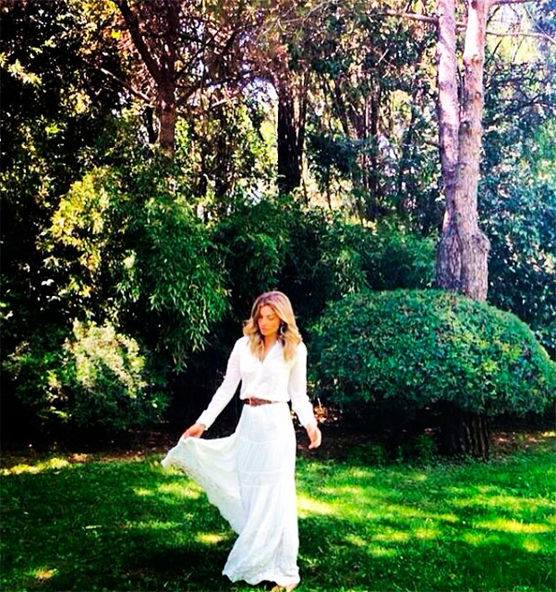 Grazi Massafera posa toda de branco em foto no <i>Instagram</i>