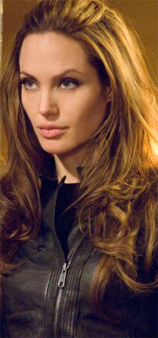 Angelina Jolie recebe honraria de Rainha Elizabeth II