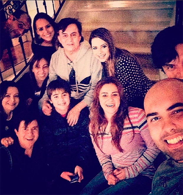 Prestes a dar à luz, Sandy esconde a barriga em <i>selfie</i> com a família