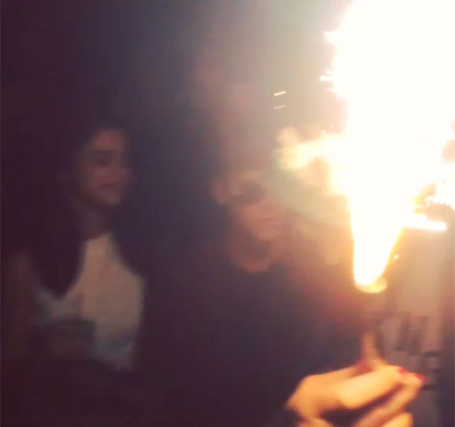 Justin Bieber e Selena Gomez participam juntos de festa de aniversário