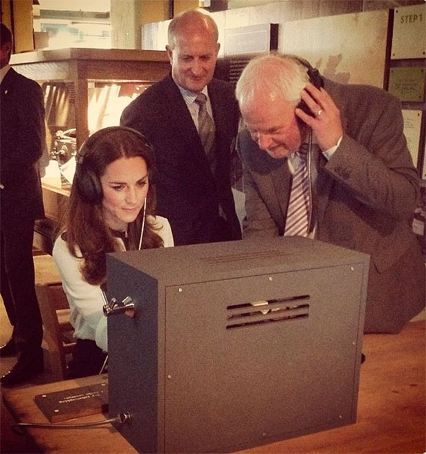 Kate Middleton decifra código morse em rádio antigo