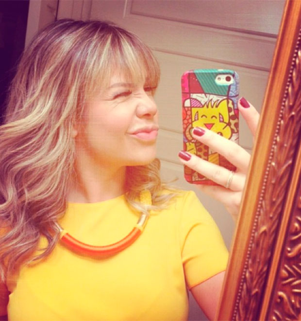 Fernanda Souza fica loira e explica o processo em <i>blog</i>