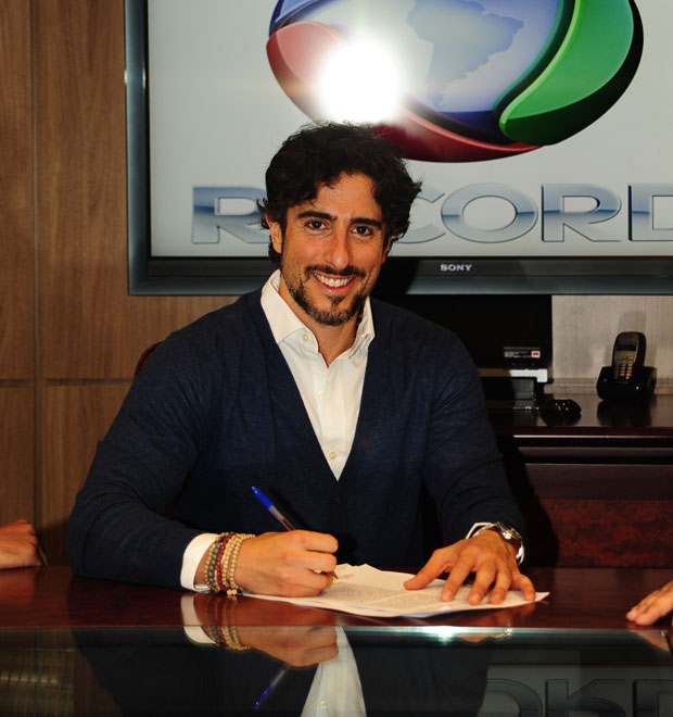Marcos Mion renova contrato com a <i>Record</i>