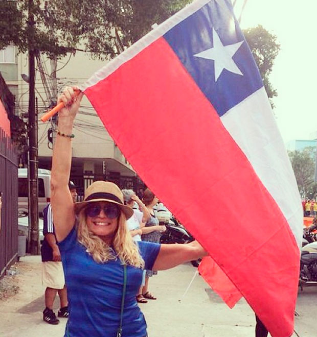 Susana Vieira entra no clima de Copa e posa com bandeira do Chile