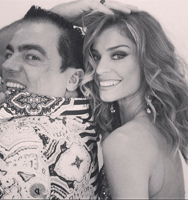 Grazi Massafera aparece toda produzida ao lado de cabeleireiro das celebridades