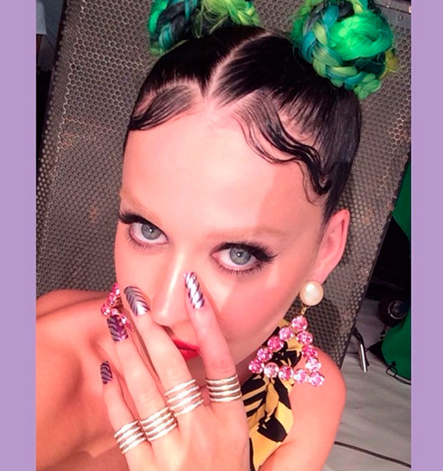 Katy Perry surge quase irreconhecível em rede social