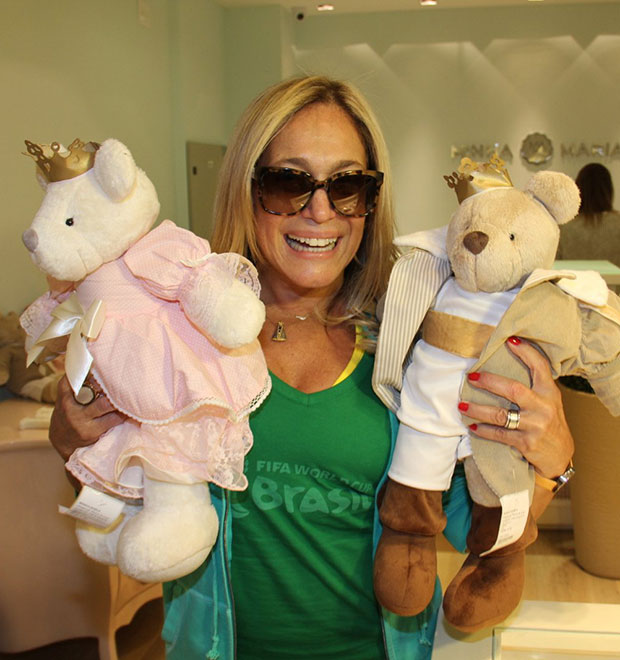 Susana Vieira prestigia abertura de loja em shopping carioca