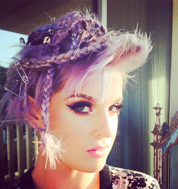 Kelly Osbourne usa alfinetes no cabelo