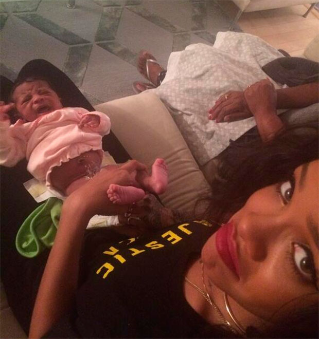 Rihanna faz cara feia para troca de fralda de sobrinha