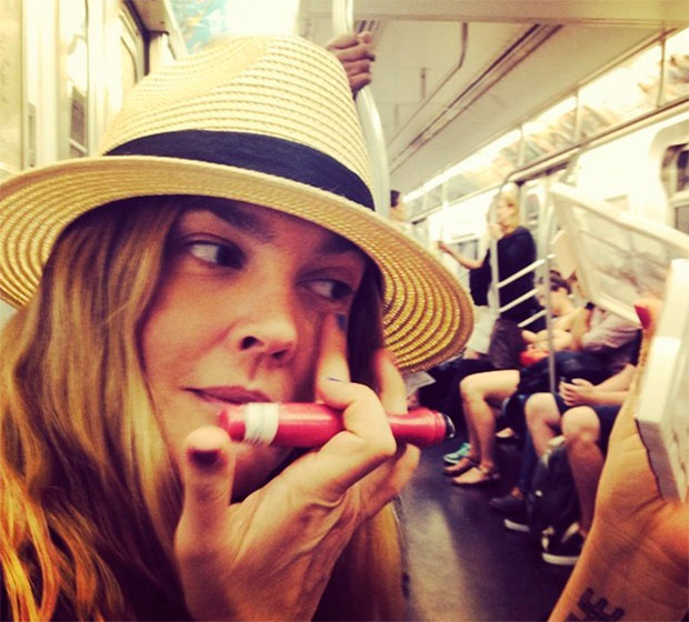 Drew Barrymore retoca maquiagem no metrô, veja a foto!