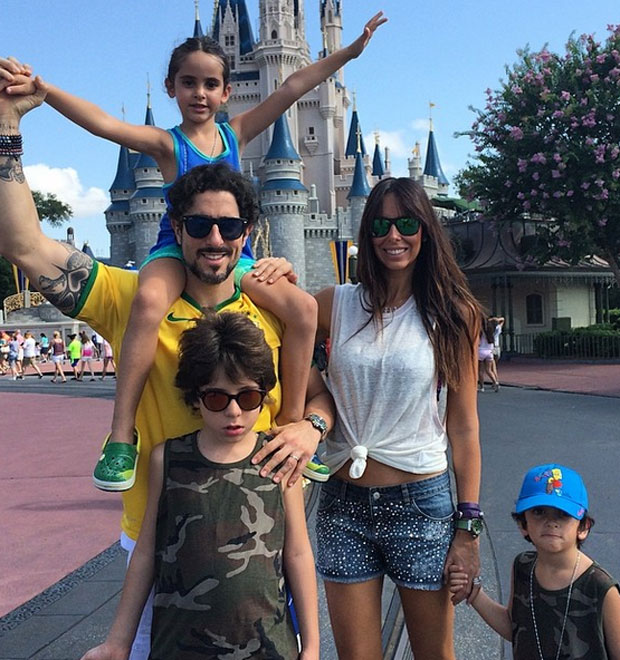 Marcos Mion comemora aniversário com a família na <i>Disney</i>