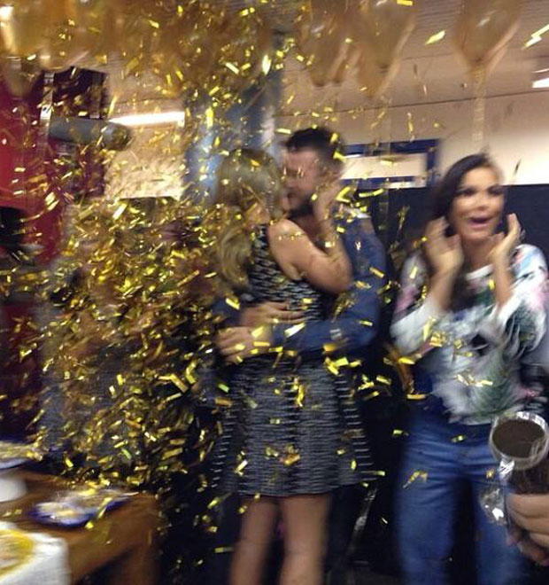 Fernanda Lima beija Rodrigo Hilbert em festa surpresa
