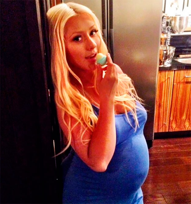 Gravidíssima, Christina Aguilera mostra o barrigão e comemora a chegada do verão