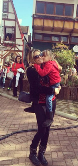 Em foto, Ticiane Pinheiro ganha beijo de Rafaella Justus