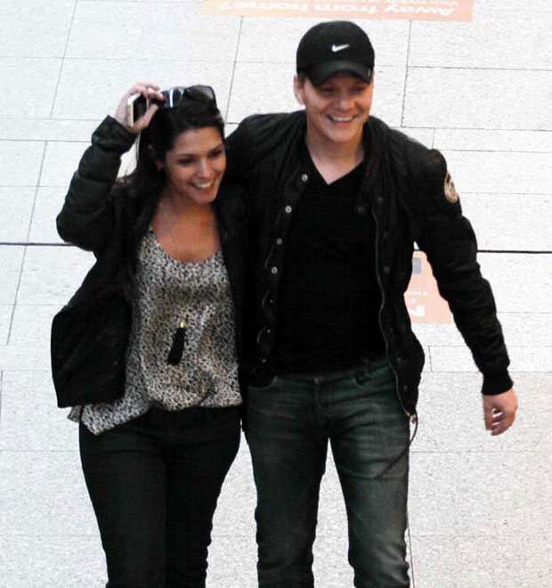 Sorridentes, Thaís Fersoza e Michel Teló desembarcam em São Paulo