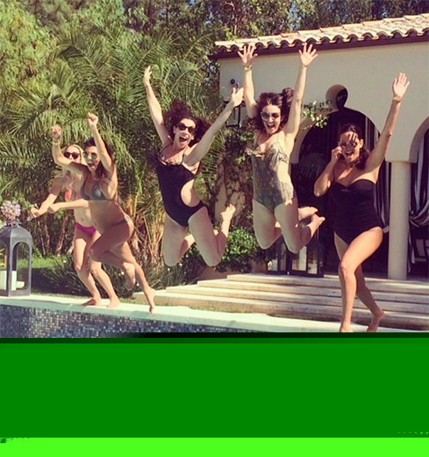 Grávida, Kourtney Kardashian exibe barriguinha saliente, veja a foto!