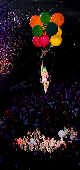 Katy Perry fica suspensa no ar com a ajuda de balões, entenda!