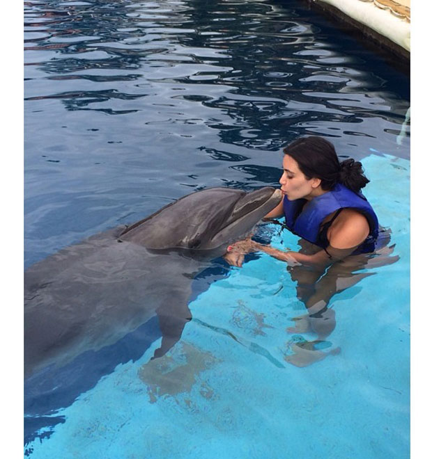 Kim Kardashian nada com golfinho em piscina