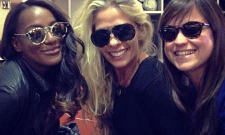 Adriane Galisteu viaja com amigas para Angola