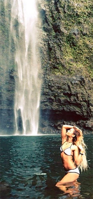 Vanessa Hudgens mostra boa forma em cachoeira no Havaí