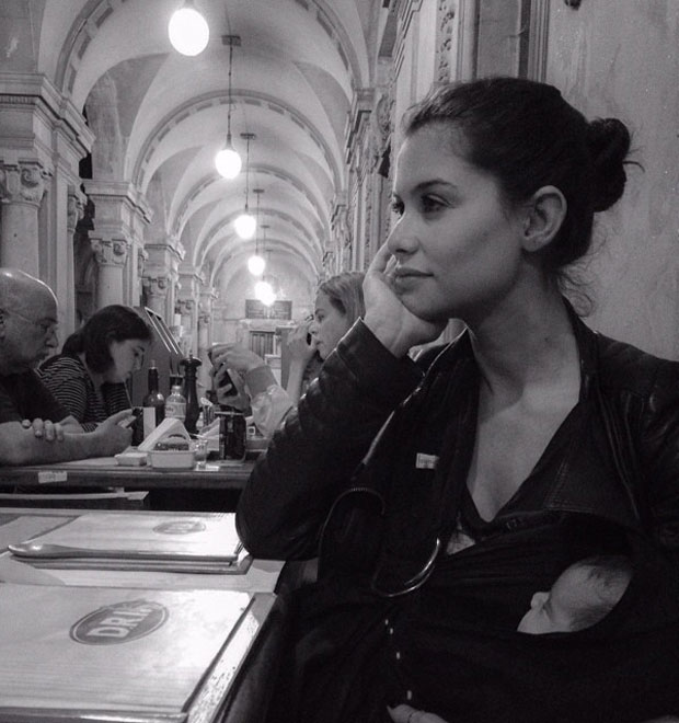 Após nascimento de Pedro, Alinne Moraes leva filho a restaurante
