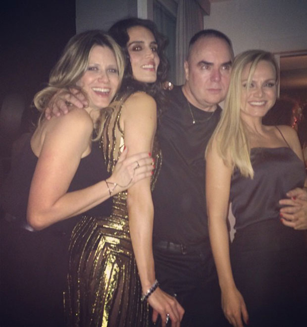 Elegante, Eliana vai à festa de aniversário com amigos
