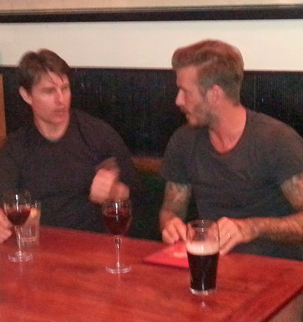 Tom Cruise e David Beckham bebem juntos em <i>pub</i>