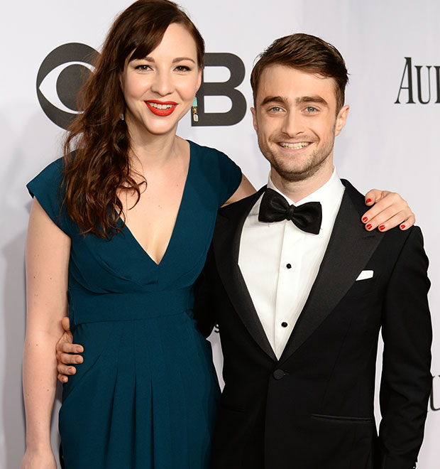 Daniel Radcliffe e a namorada ficam <i>inseparáveis</i> em evento