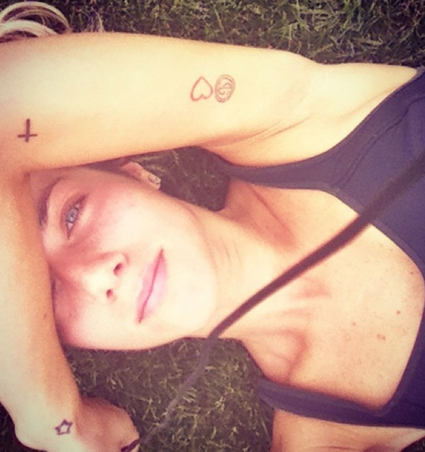 Giovanna Ewbank deixa as tatuagens à mostra após praticar corrida