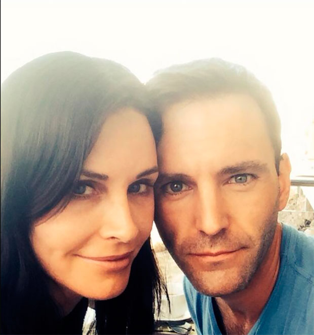 Courteney Cox anuncia noivado com Johnny McDaid. Confira!