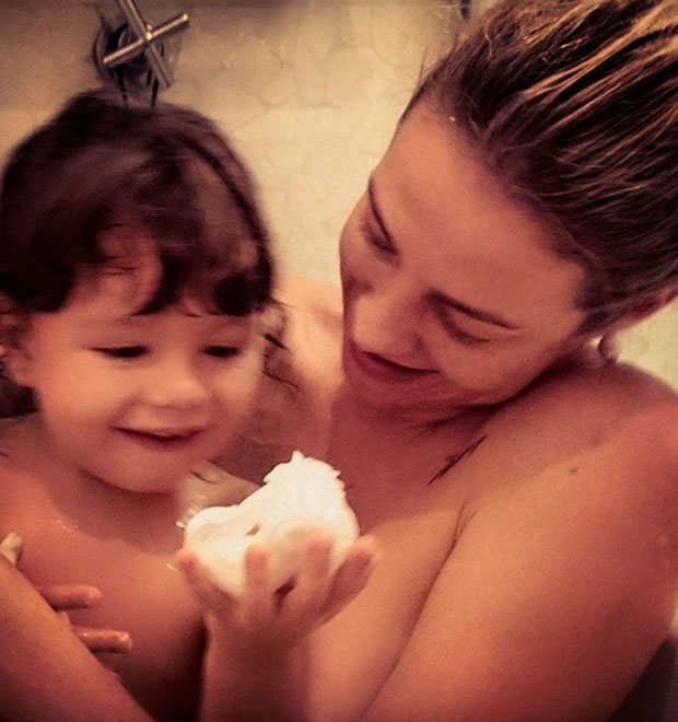 Luana Piovani é clicada em banho de banheira com o filho