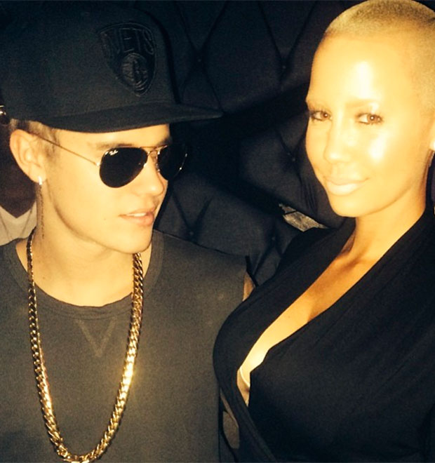 Justin Bieber admira decote de modelo, veja!