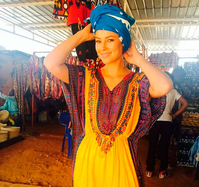 Paolla Oliveira usa turbante e trajes típicos em Angola
