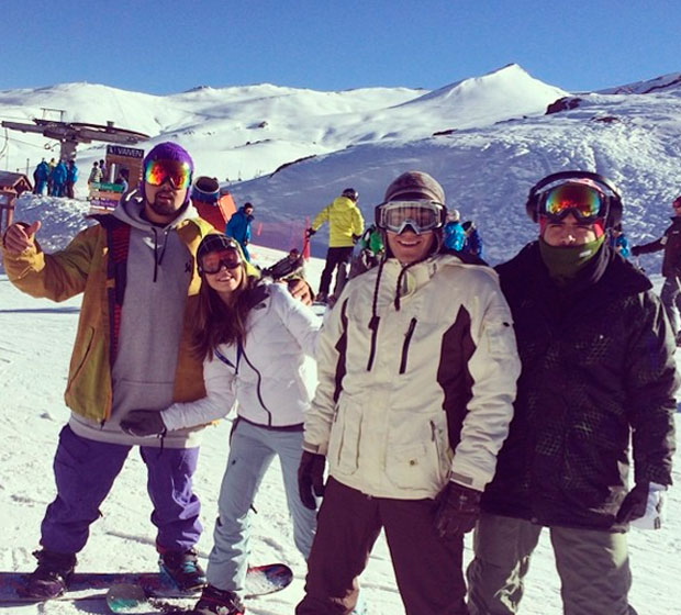 Giovanna Lancellotti e Caio Castro praticam <i>snowboard</i> no Chile