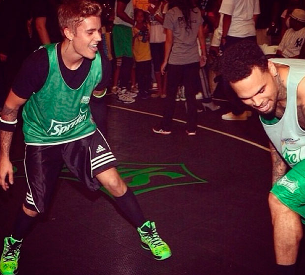 Justin Bieber e Chris Brown jogam basquete juntos em evento