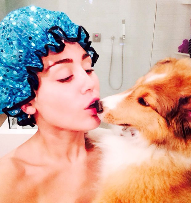 Miley Cyrus toma banho ao lado de novo cachorro