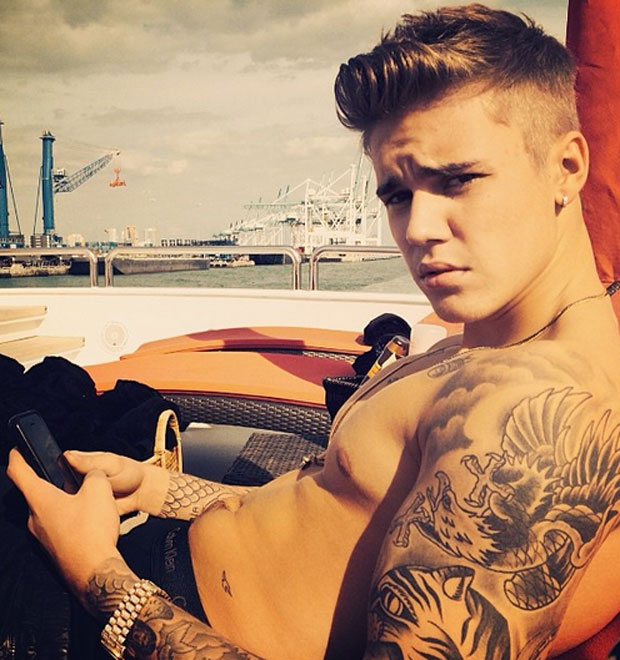 Justin Bieber é flagrado mostrando intimidade com morena misteriosa durante festa de Chris Brown