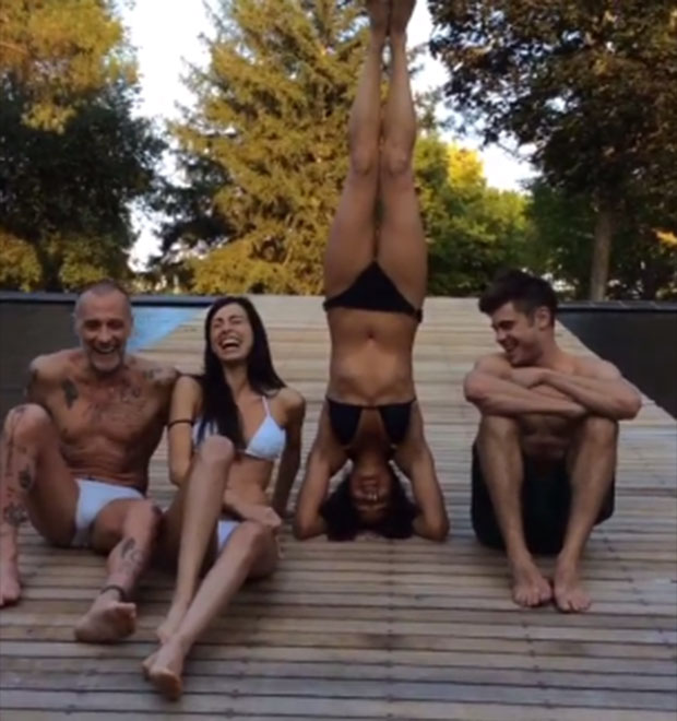 Zac Efron curte férias com Michelle Rodriguez, que faz pose de ioga de biquíni