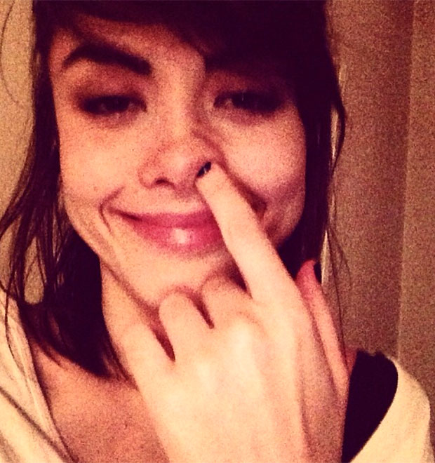 Maria Casadevall tira foto com o dedo no nariz, veja!