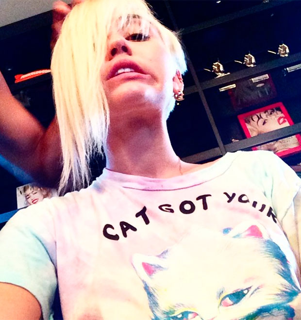 Miley Cyrus corta franja