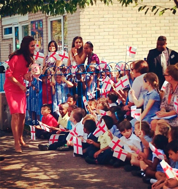 Kate Middleton mostra empatia com crianças em visita a colégio