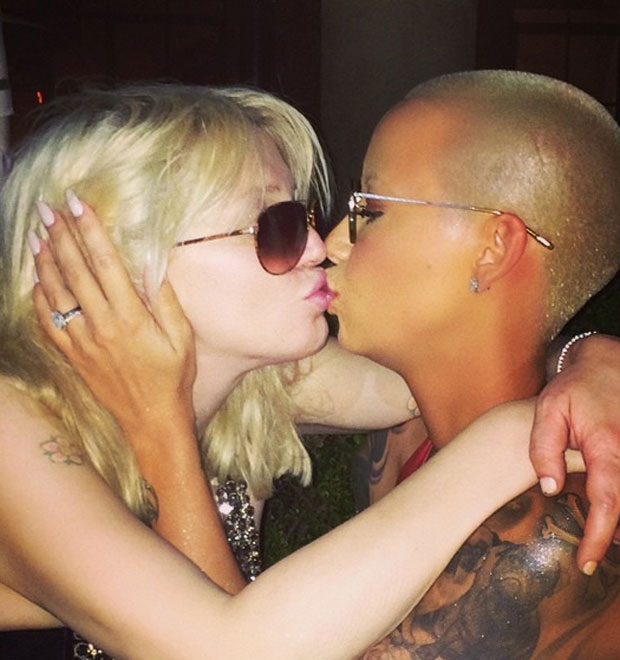 Courtney Love e Amber Rose se beijam na festa do <i>BET Awards</i>