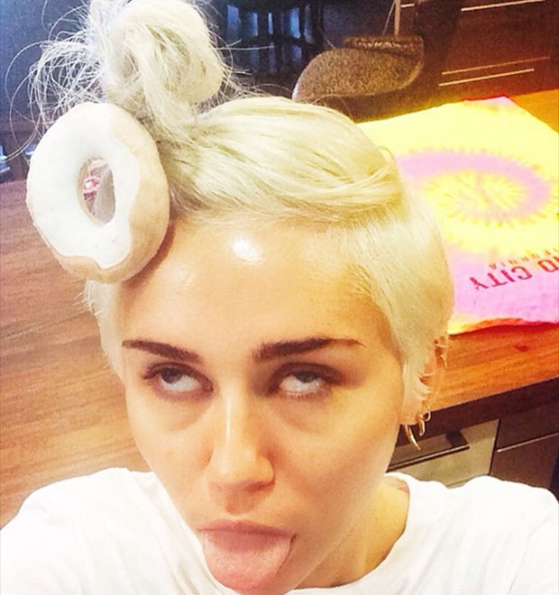 Miley Cyrus posta foto com <i>donut</i> de pelúcia no cabelo
