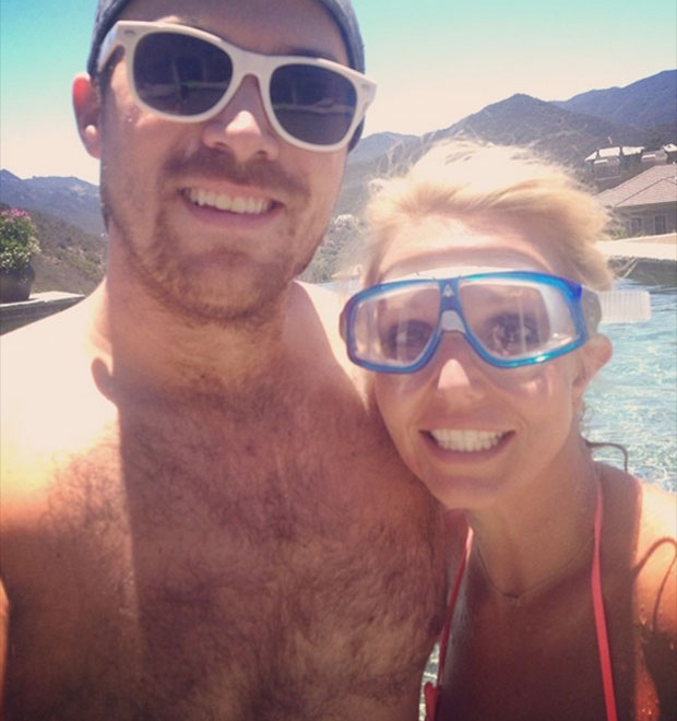 Britney Spears afasta rumores de término ao postar foto com o namorado