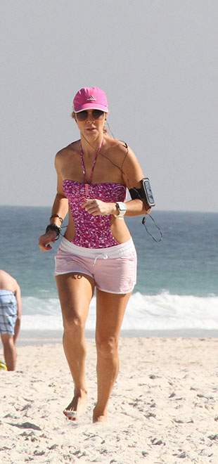 Christine Fernandes corre de maiô <i>pink</i> em orla carioca