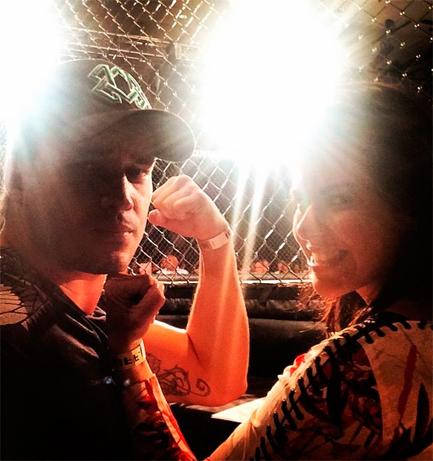 Rodrigo Andrade assiste luta ao lado da esposa